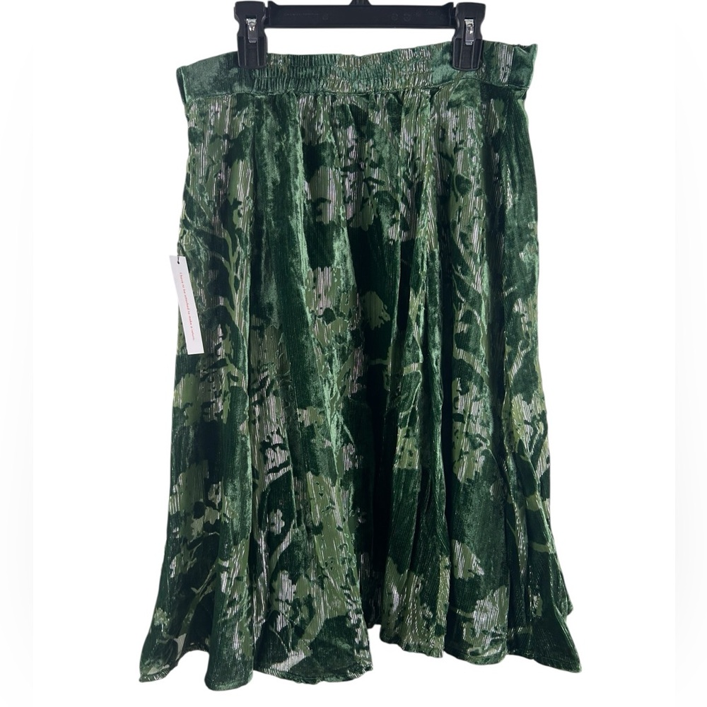 ModCloth "Just This Sway" A-line style.
Green Floral Velvet Skirt 🆕 - Picture 4 of 9